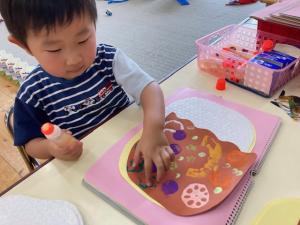 作品を作るきく組園児