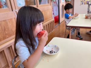 食事をするきく組園児