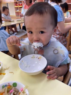 食事中のもも組園児