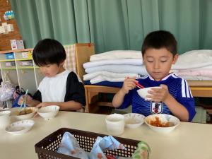 食事をするえさくら組園児