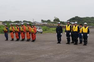 消防署と警察署の救助隊員が整列している画像
