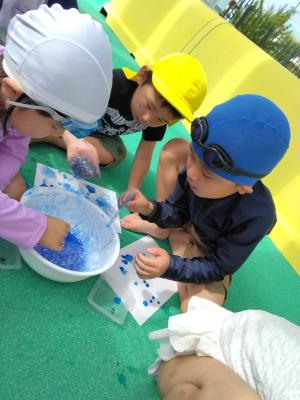 作品作りをするさくら組園児