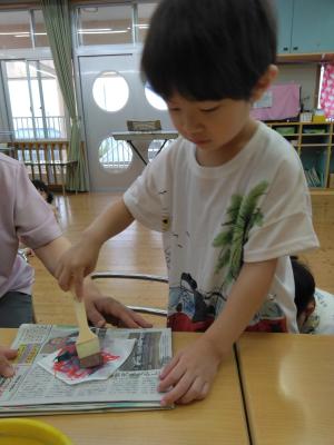 作品を作るゆり組園児
