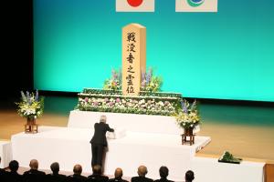 市長が献花しています