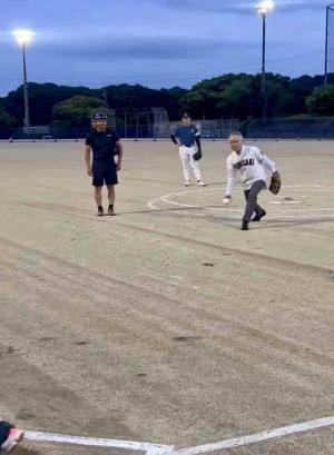 市長が始球式を行っています