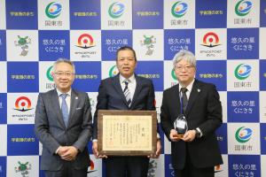 市長と株式会社273様が並んで記念撮影をしています