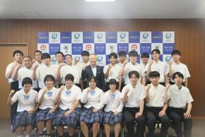 市長と国東高校の生徒の皆さんがガッツポーズをして記念撮影をしています