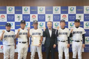 市長と安岐シルバーの皆様がガッツポーズをして並んで記念撮影をしています
