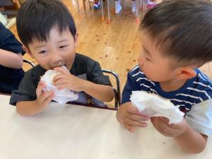 クレープを食べる園児