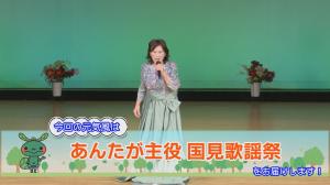 ステージで歌っている女性