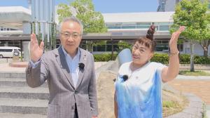 空港前にいる市長とリポーター