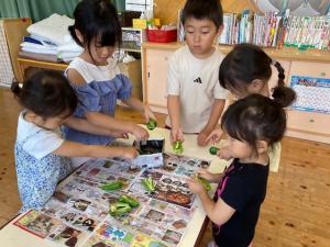 野菜の皮むきをする園児