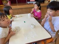 おにぎりを食べる園児