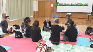 乳児とふれあう市長