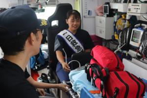 救急資機材について説明を受ける1日救急隊長2