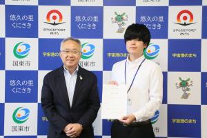市長と地域おこし協力隊の方が並んでいます