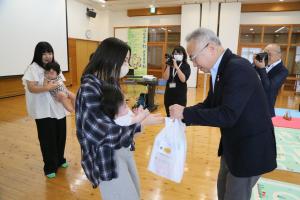 市長がくにさきっ子応援ギフトを渡しています