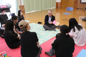 市長が読み聞かせをしています