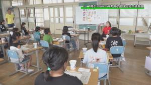 講師の話を聞く児童