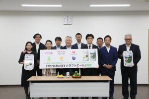 市長と企業の皆さまが並んでいます
