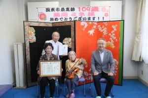 市長と藤岡さんとご親族の方が並んでおります