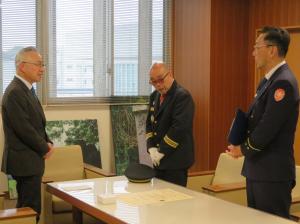 松井市長に本田団長が受章の報告をしている画像