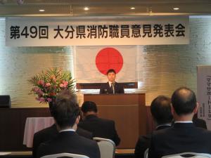 壇上で意見発表をしている画像