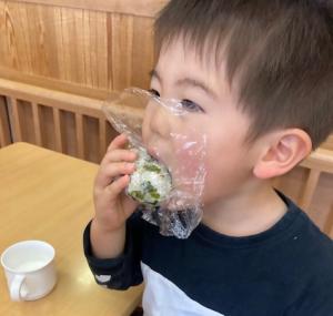 おにぎりを食べる園児