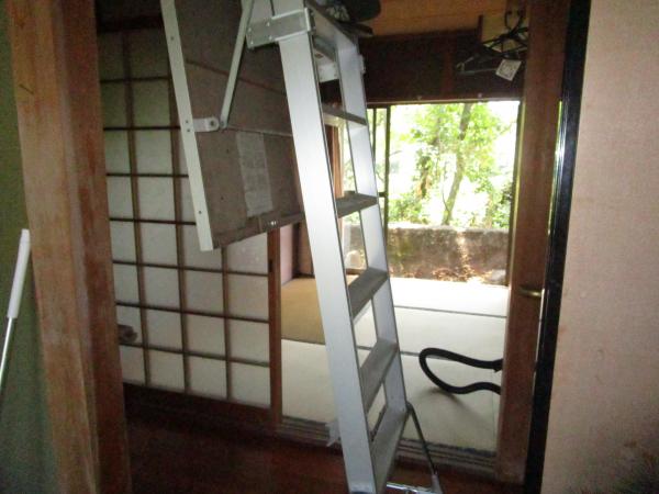 屋根裏はしご